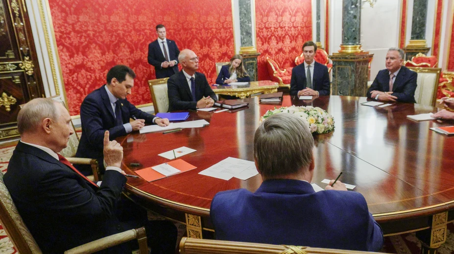 Putin začal rokovať s americkými vyslancami o ukončení vojny na Ukrajine