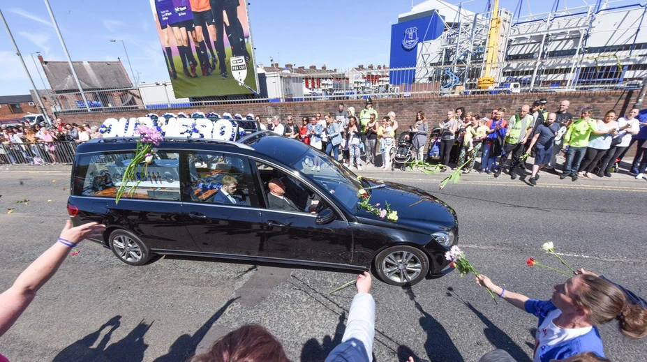 Si náš hrdina a bojovník. Ľudia sa naposledy prišli rozlúčiť s Alfie Evansom