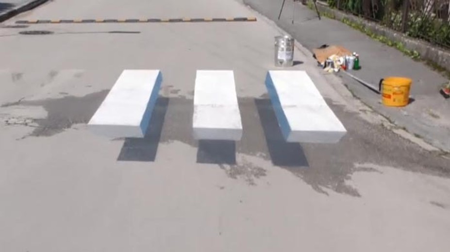 Tak toto ste ešte nevideli. Kysučania si pred priechodom pre chodcov pretierajú oči