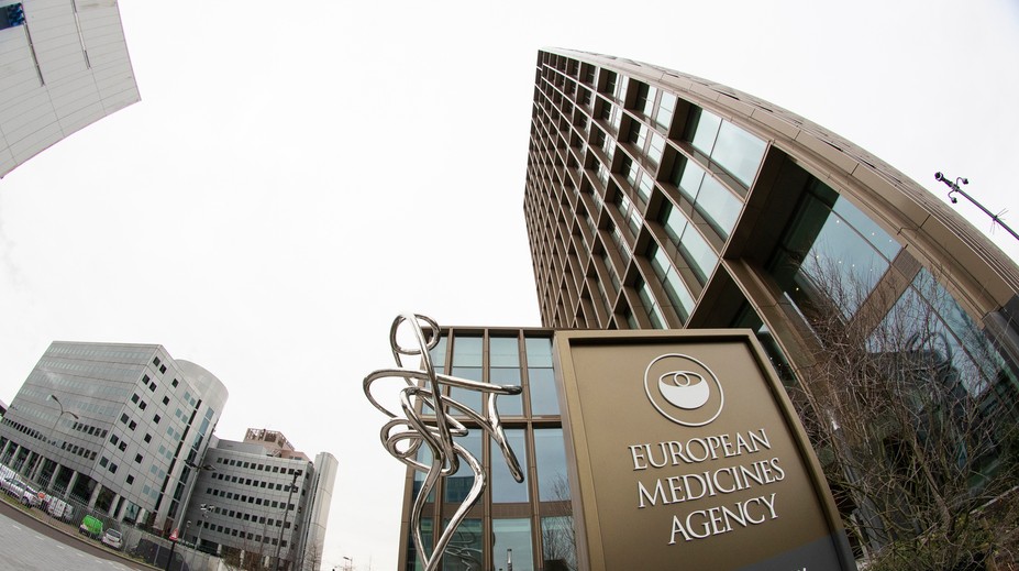 Európska lieková agentúra odporučila na schválenie tri lieky proti koronavírusu