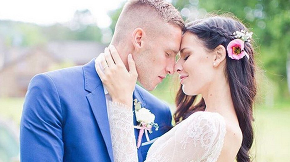 Česká misska povedala áno známemu futbalistovi. V provokatívnych svadobných šatách