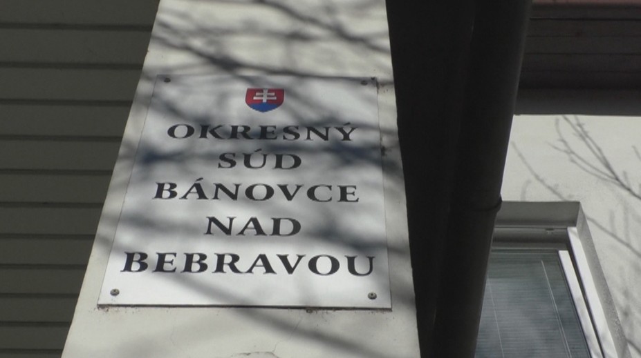 Roky si myslela, že jej manžel je mŕtvy. Súd v Bánovciach nad Bebravou ho dnes mal oživiť