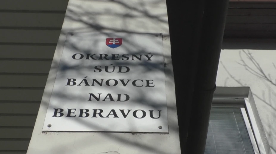 Roky si myslela, že jej manžel je mŕtvy. Súd v Bánovciach nad Bebravou ho dnes mal oživiť