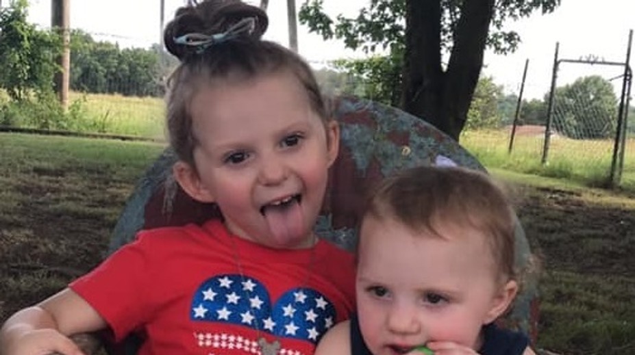 Dievčatá (†3, 1) zostali v rozhorúčenom aute. Matka ich našla, keď sa zobudila