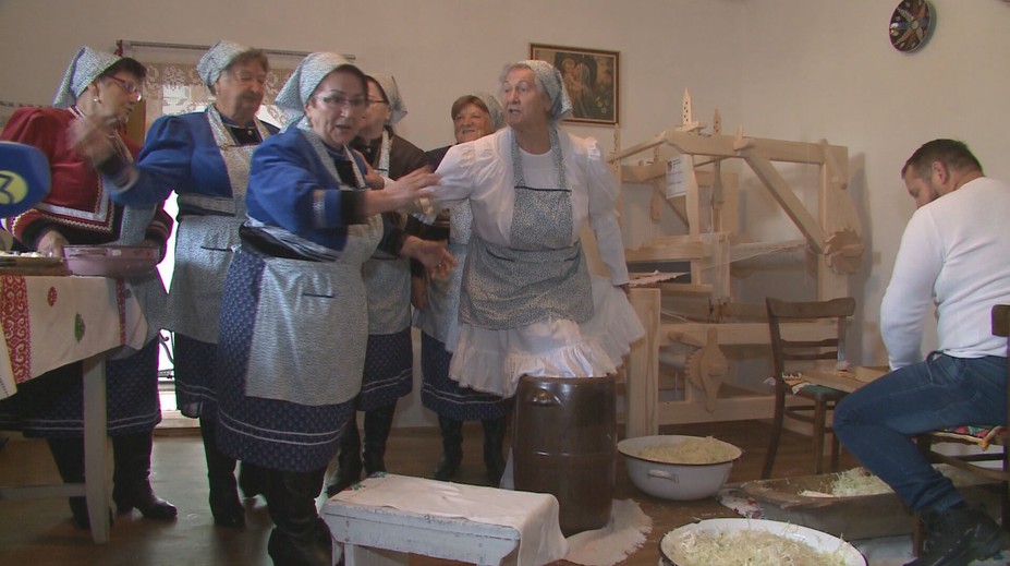 Udalosť, pri ktorej sa stretávajú rodiny aj susedia. Nakladanie kapusty v Sedliskách je vždy zábavná udalosť