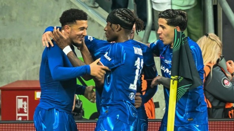 Favorizovaná Chelsea zvládla finále Konferenčnej ligy. Rozhodol úžasný druhý polčas v podaní Londýnčanov