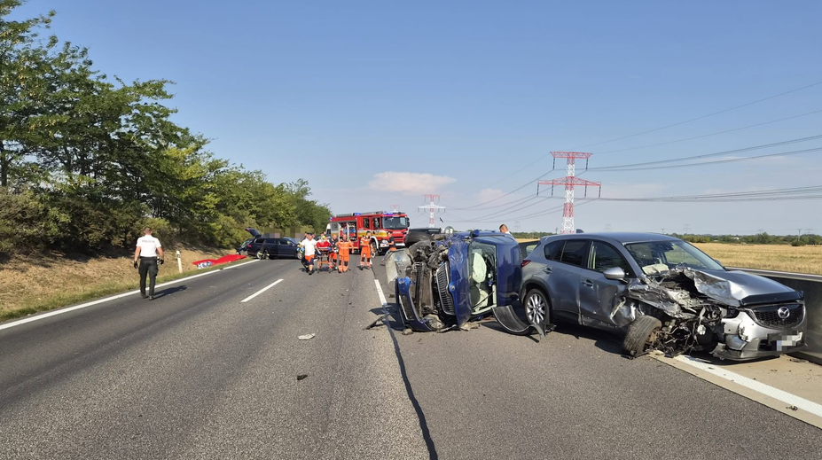 FOTO: Hromadná nehoda na diaľnici D1. Na mieste zasahuje aj vrtuľník