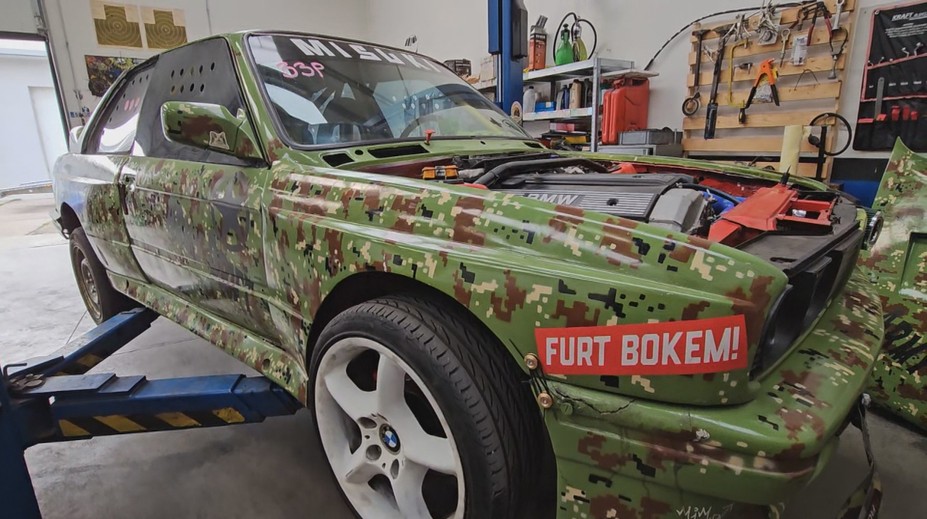 Slovenská vojačka za volantom špeciálu aj driftového auta: Takto búra mužské stereotypy