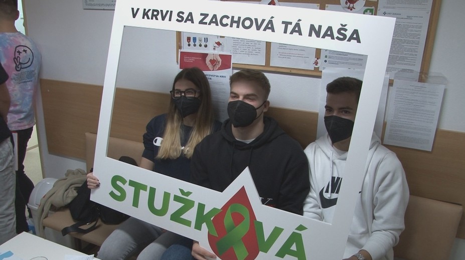 Pre zákaz hromadných podujatí si študenti zorganizovali netradičnú stužkovú v nemocnici