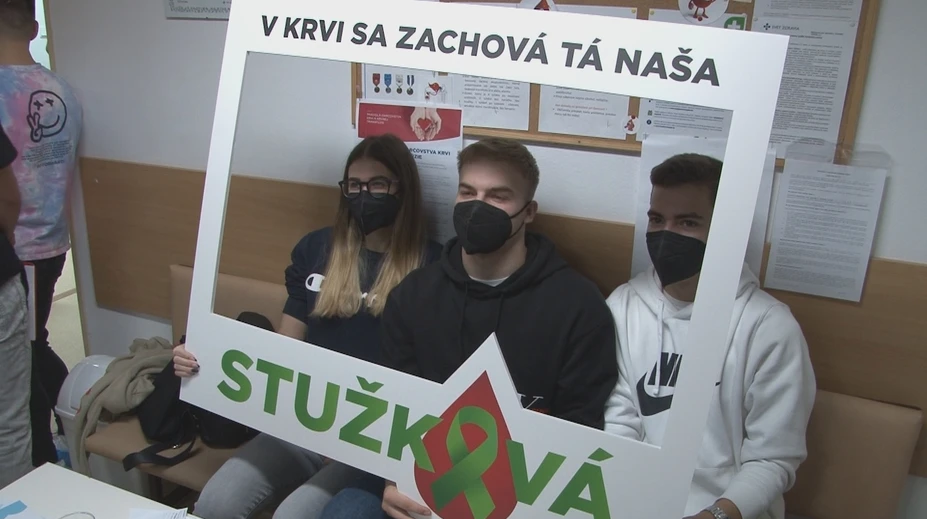 Pre zákaz hromadných podujatí si študenti zorganizovali netradičnú stužkovú v nemocnici