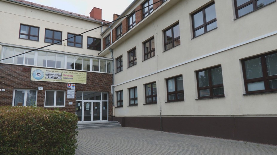 Mal sa nevhodne dotýkať študentov a dávať im návrhy. Učiteľ po zásahu kolegov sedí vo väzbe