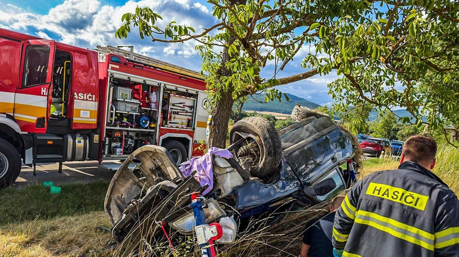 Mladý vodič nezvládol zákrutu a narazil do stromu. V aute viezol dvoch tínedžerov (15), jedného vážne zranil