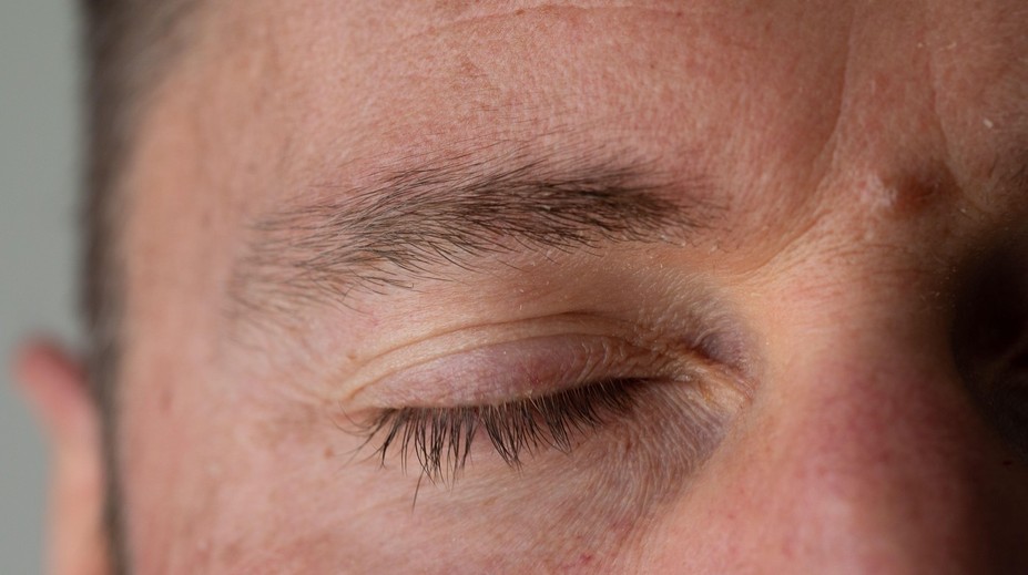 Sociálnymi sieťami sa šíri bizarný trend. Muži si skracujú alebo holia mihalnice