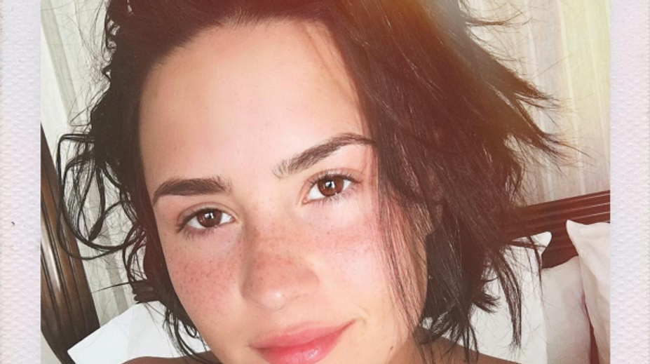 Speváčka si chytá "špeky". Takto ukazuje, že nikto nie je dokonalý