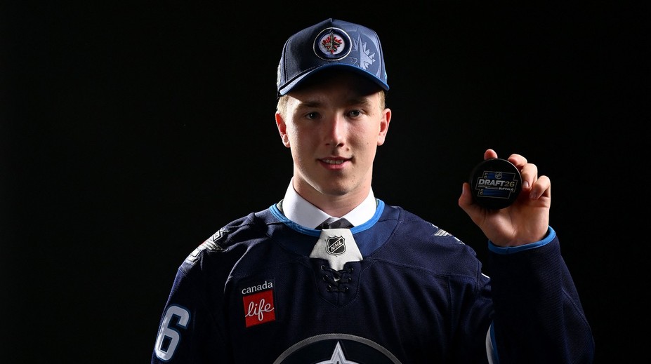 Výrazne prispel k titulu majstra sveta, bol elitným centrom Švédska. Obrovský talent podpísal zmluvu v NHL