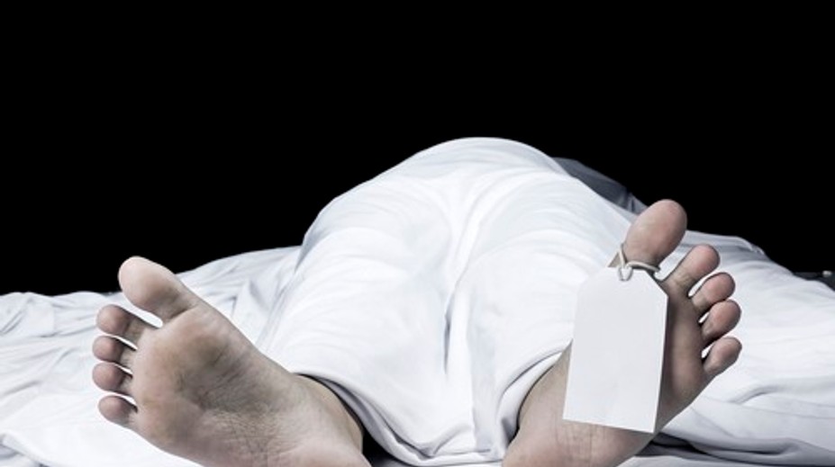 Ženu vyhlásili za mŕtvu. Keď ju pred pohrebom prišla pozrieť rodina, akoby zázrakom ožila