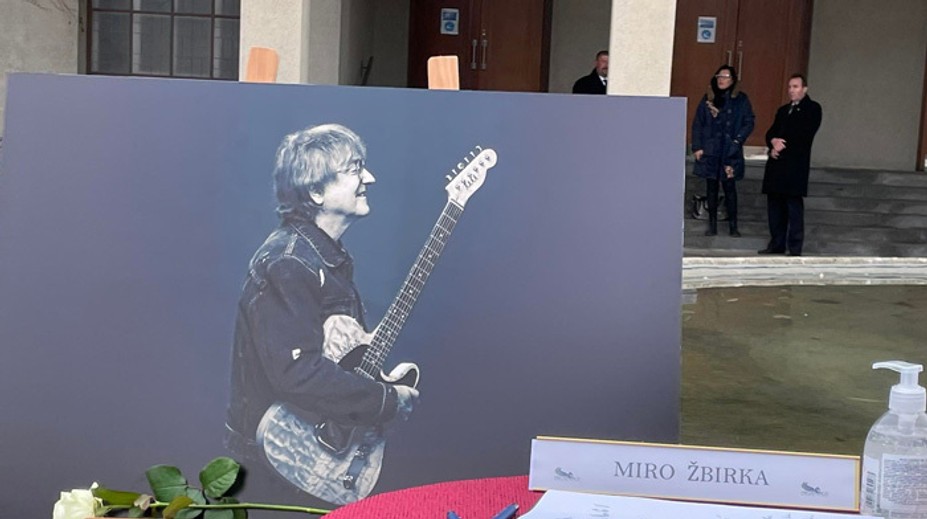 Posledná rozlúčka s Meky Žbirkom: Hold mu vzdali blízki i stovky fanúšikov