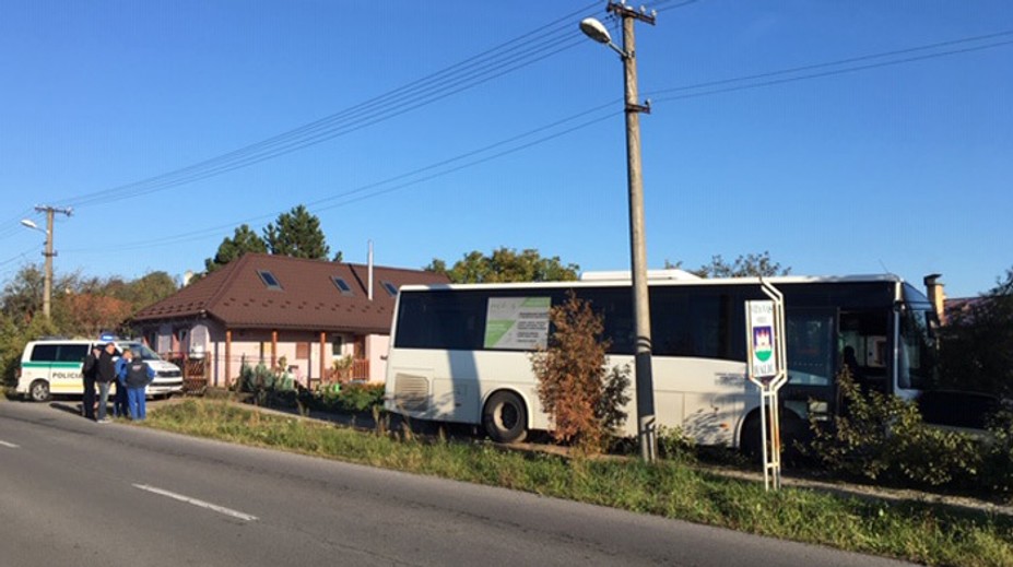 V Haliči havaroval autobus s 13 cestujúcimi, skončil v záhrade rodinného domu