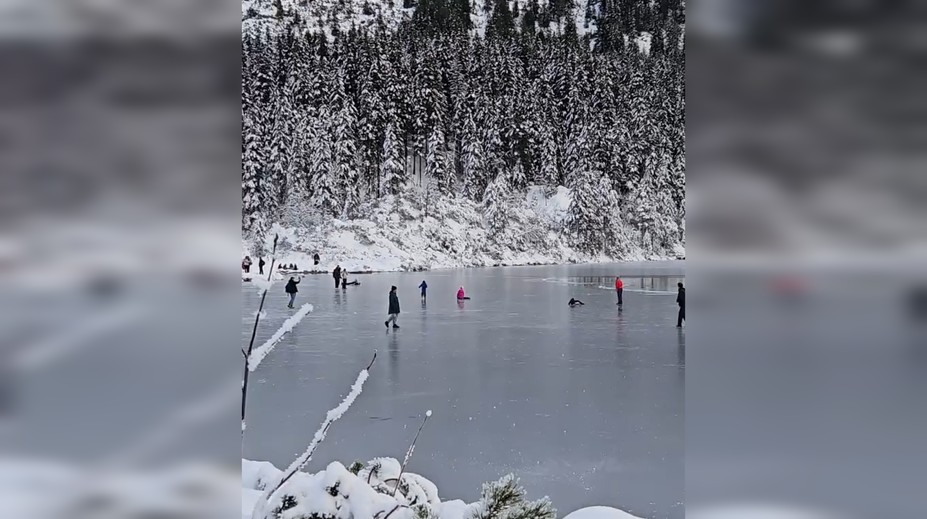 VIDEO: Zimné radovánky alebo hazard so životom? Zamrznutá hladina tatranského plesa prilákala turistov