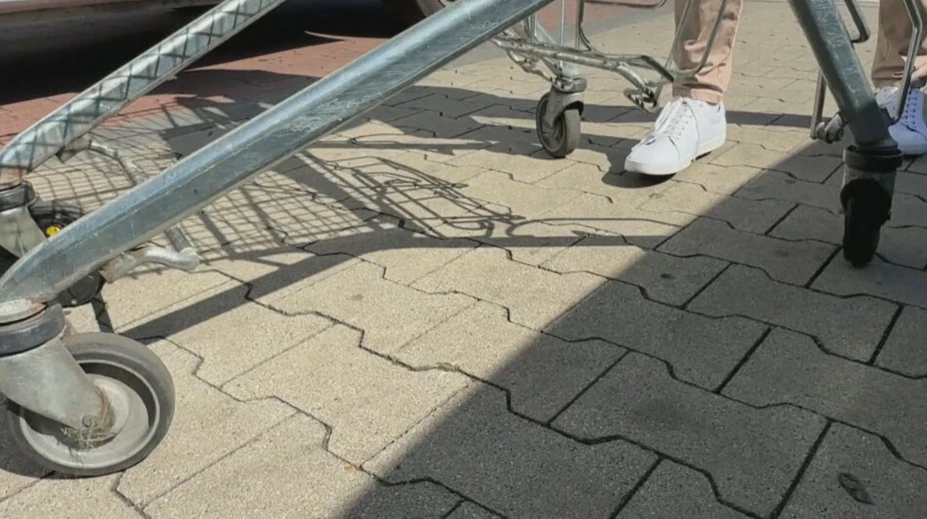 Prečo sa nákupný vozík zrazu zastaví? Niektoré obchody zavádzajú nevídanú novinku