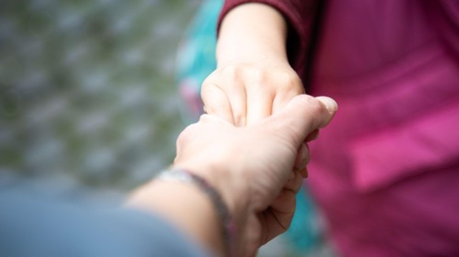 Zúfalá matka s päťročnou dcérou našla pred Vianocami pomoc. Policajti spojili rodinu