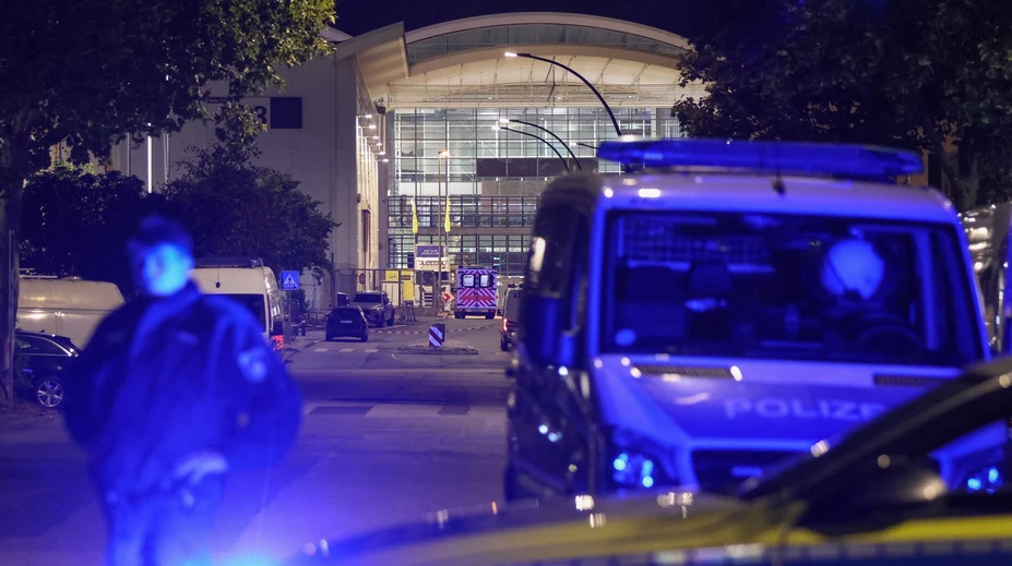 Streľba v továrni si vyžiadala dvoch mŕtvych. Po útočníkovi pátra vyše 20 policajných áut