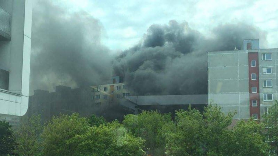 V Petržalke horeli smetiaky. Ľudia ratovali autá (video)