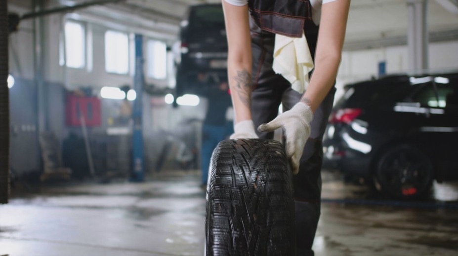 Letné, zimné alebo celoročné? Niekto prezúva pneumatiky pravidelne, iný dokáže ušetriť