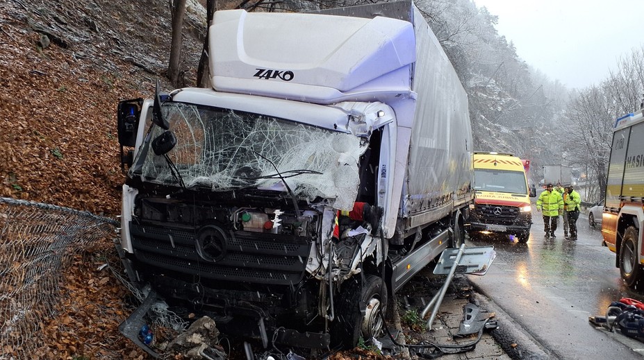 FOTO: Nehoda pod Strečnom paralyzovala dopravu. Cesta bola uzavretá v oboch smeroch