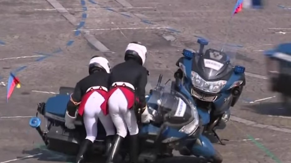 VIDEO: Tak toto nevyšlo! Francúzska polícia si počas vojenskej prehliadky spravila hanbu