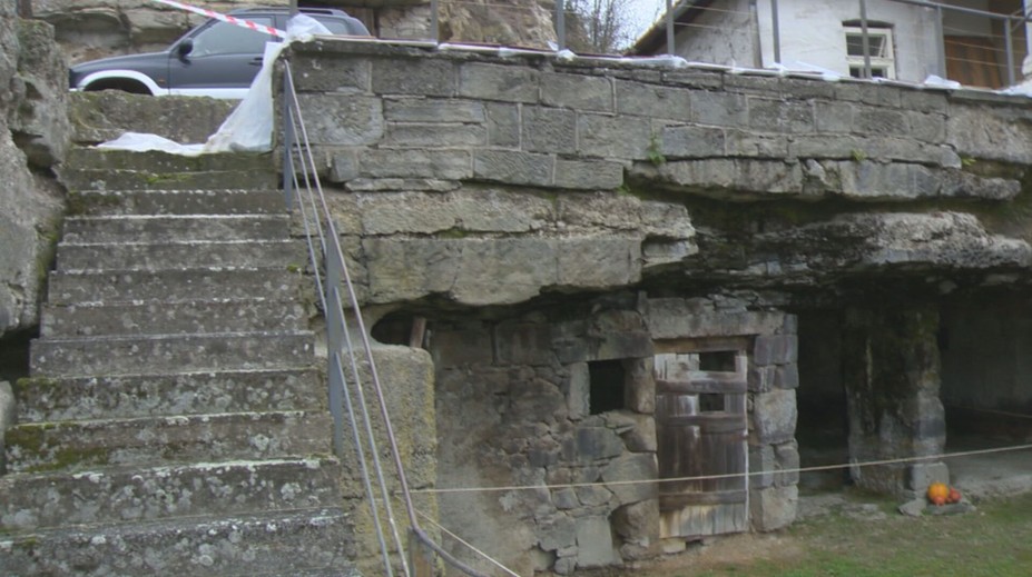 Slovenský unikát. Dedina vytesaná do skaly v zime hreje a v lete chladí