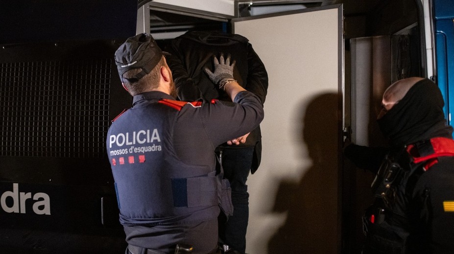 VIDEO: Číňan v Barcelone spacifikoval zlodeja nekompromisným chmatom. Príchod polície bol preňho vykúpením