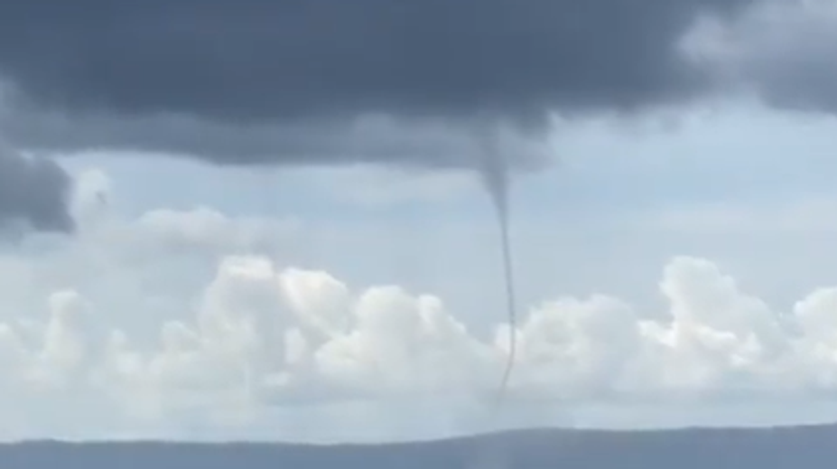 VIDEO: Dovolenkárov v chorvátskom prímorskom mestečku vystrašila vodná smršť. Prechádzala medzi ostrovmi
