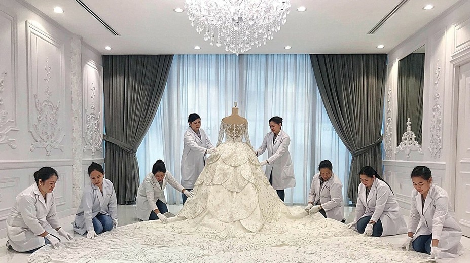 Komu patria tieto luxusné svadobné šaty? Zdobí ich 200-tisíc krištáľov Swarovski