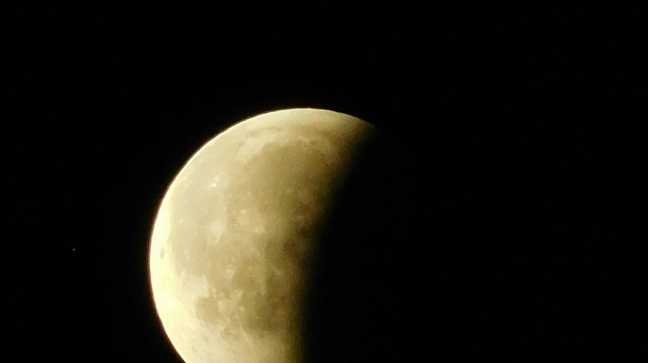 Tri zrniečka mesačnej horniny vydražili za obrovskú sumu