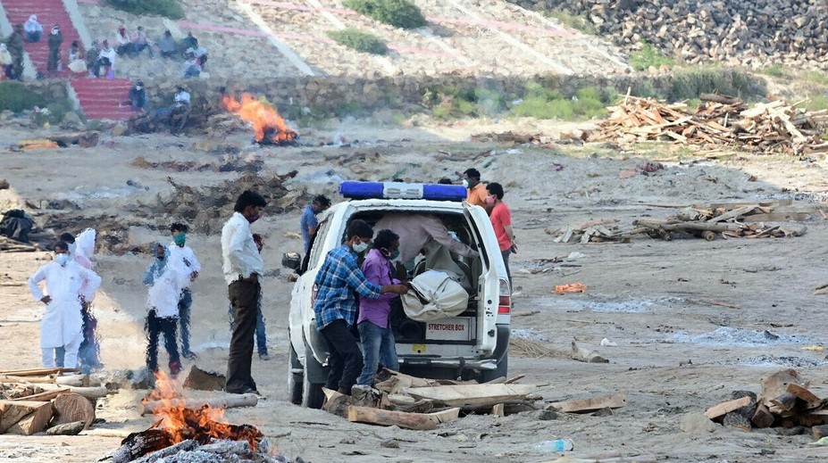 Brehy Gangy lemujú desiatky vyplavených mŕtvych tiel. Zrejme ide o obete pandémie