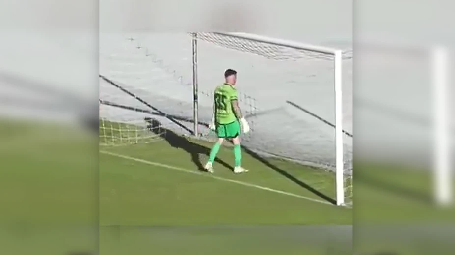VIDEO: Bizarná situácia v Bolívii. Brankár odmietol čeliť penalte, nasledoval tvrdý trest, ktorý nik nečakal