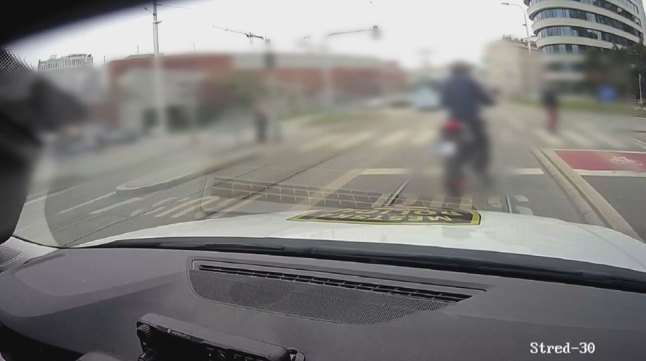 Naháňačka ako z filmu v Brne: Motorkár unikal polícii, po páde prišlo šokujúce zistenie
