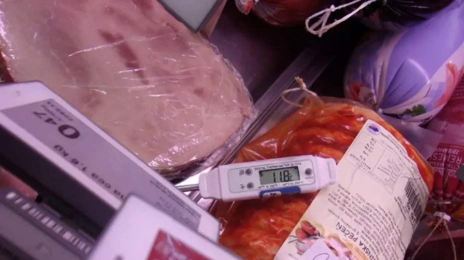 FOTO: Špina, námraza aj pokazené potraviny. Kontroly odhalili zarážajúce podmienky v obchodoch