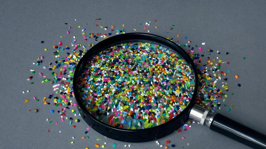 Mikroplasty sa nachádzajú vo vzduchu, vode aj jedle. Odborník radí, ako sa im čo najviac vyhnúť