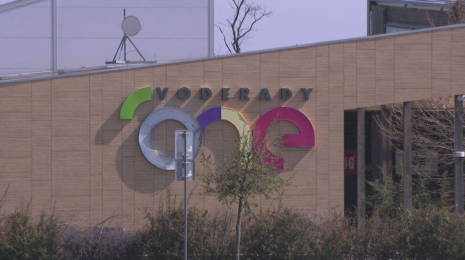 Milióny za prázdny areál v kauze Slayáda: Namiesto robotov a lietajúcich áut blokujú cestu drevené palety