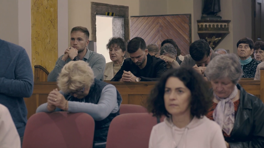 Modlia sa, hrajú človeče a myslia len na jediné. Je tu vyvrcholenie dokumentu Do neba a do pekla