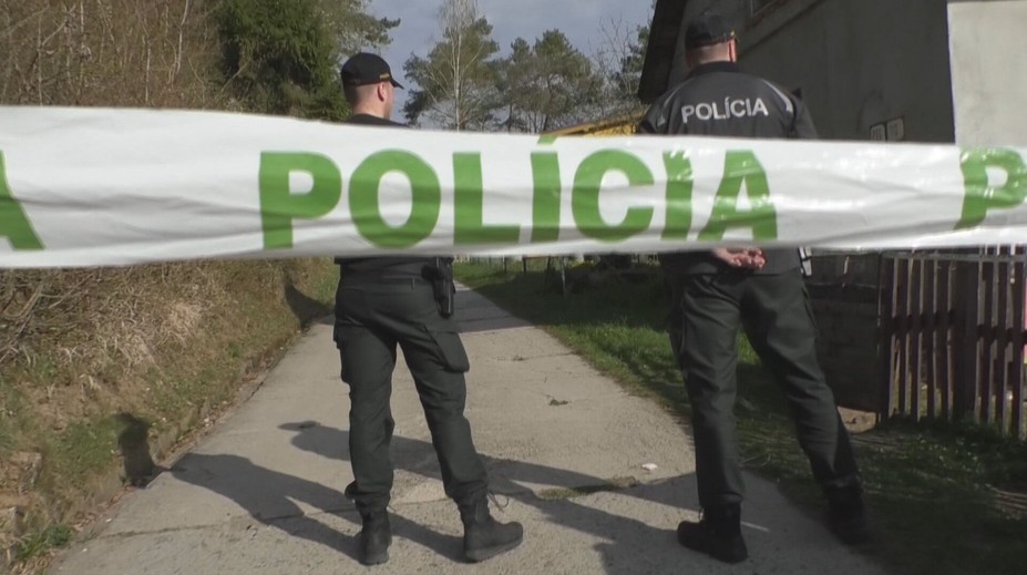 Hádka, alkohol a vražda. Polícia vyšetruje smrť 40-ročného muža v Novákoch