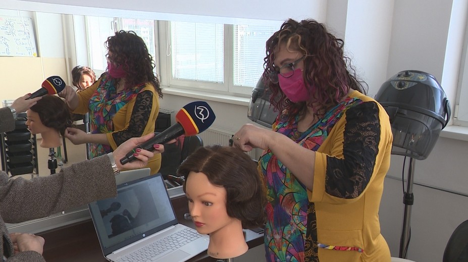 Budúci murári či kaderníčky síce môžu praxovať po skupinách, mnohé školy to však nemôžu využiť