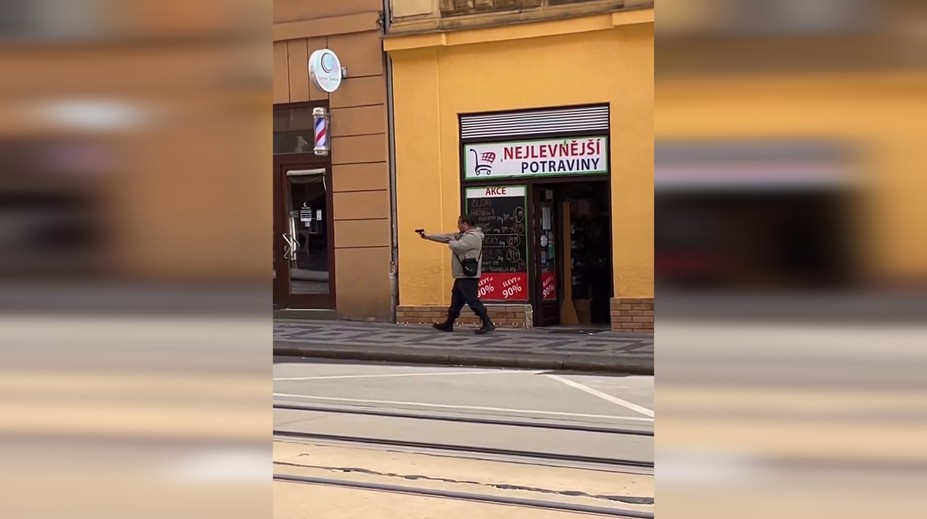 VIDEO: Ľudia len pozerali. Muž mieril pištoľou na ľudí v centre Prahy