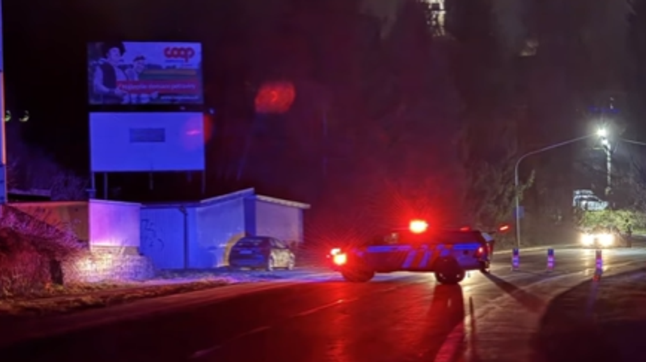 Veľké dopravné obmedzenia pri Svrčinovci. Z prevráteného kamióna unikla nebezpečná látka