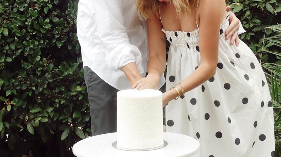 Tehotná hviezda rozrezala tortu, farba vnútri prezradila pohlavie prvého bábätka