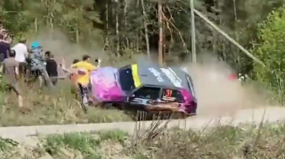 VIDEO: Centimetre od nešťastia. Pretekár nezvládol zákrutu, auto len tesne minulo dav