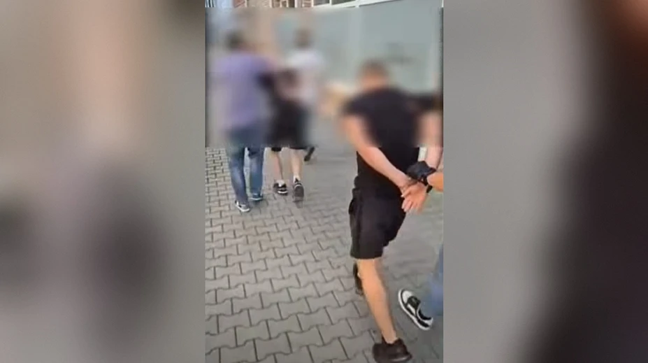 VIDEO: Brutálne napadnutie 36-ročného muža v Krakove sa skončilo tragicky. Traja podozriví sa ukrývali v Bratislave
