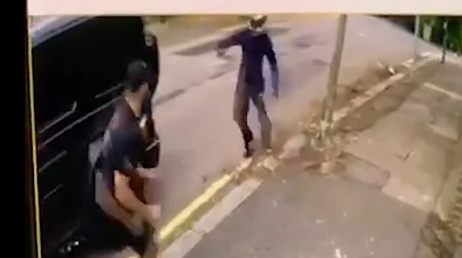 Ozbrojenci napadli hviezdu Arsenalu Mesuta Özila, hrdinsky sa zachoval jeho spoluhráč